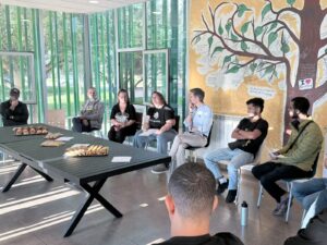 Café con Éxito Cáritas Gandía reúne a Víctor Soler y participantes del CAI y del Programa de Viviendas para compartir experiencias de vida.