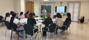 Cáritas Gandía ofrece un curso de atención sociosanitaria para mejorar las competencias en el cuidado de personas mayores y favorecer la inserción laboral.