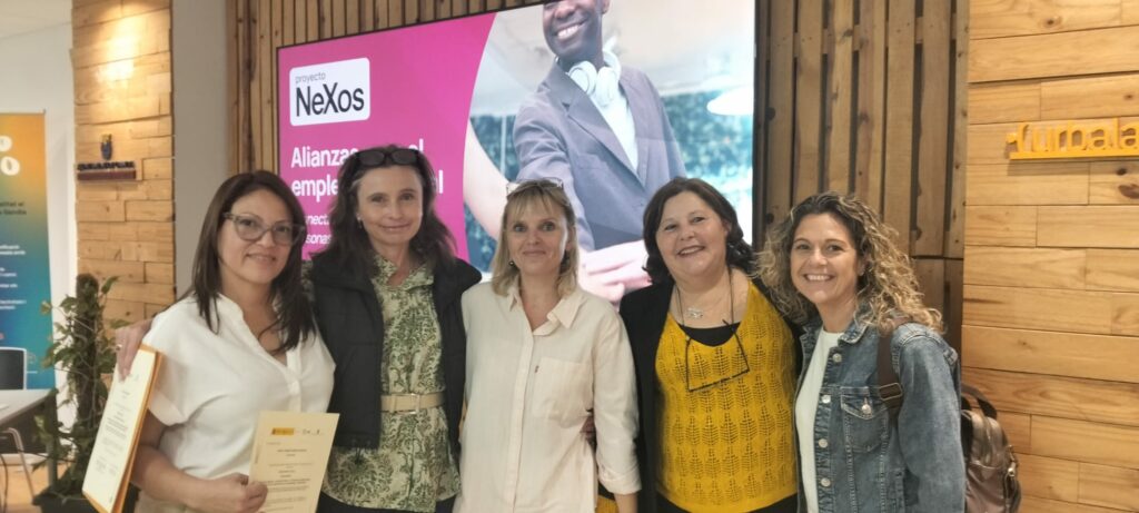 Cuatro mujeres de Cáritas Gandía completan su formación en el proyecto NeXos en patronaje, confección y fontanería, mejorando sus oportunidades laborales.