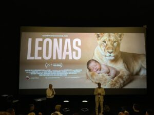 Cáritas Gandía asiste a la proyección del documental «Leonas» y comparte un coloquio con Juan Manuel Cotelo sobre el amor, la solidaridad y el voluntariado.