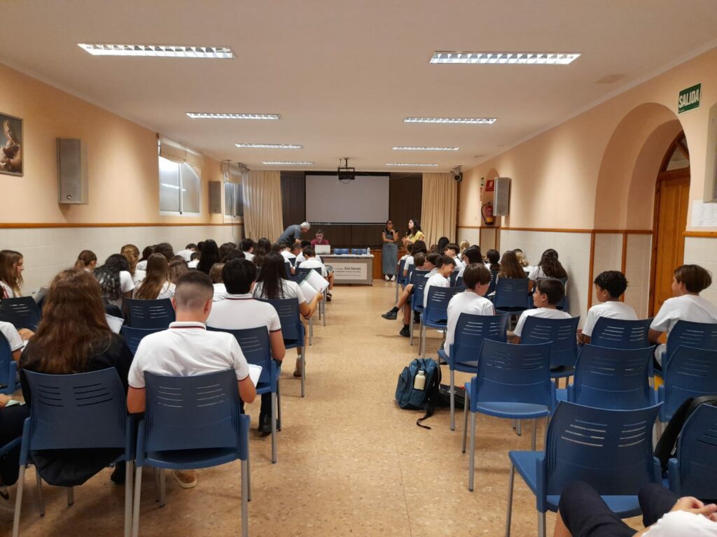 Desde Cáritas Gandía hemos visitado el Colegio Esclavas del Corazón de Jesús de Benirredrà para compartir una jornada de sensibilización y acercamiento al voluntariado.