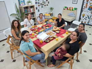Celebramos el Día de la Mujer Gitana en el Programa Sarsalé de Cáritas Gandía con un encuentro para agradecer y fortalecer la participación de las madres.